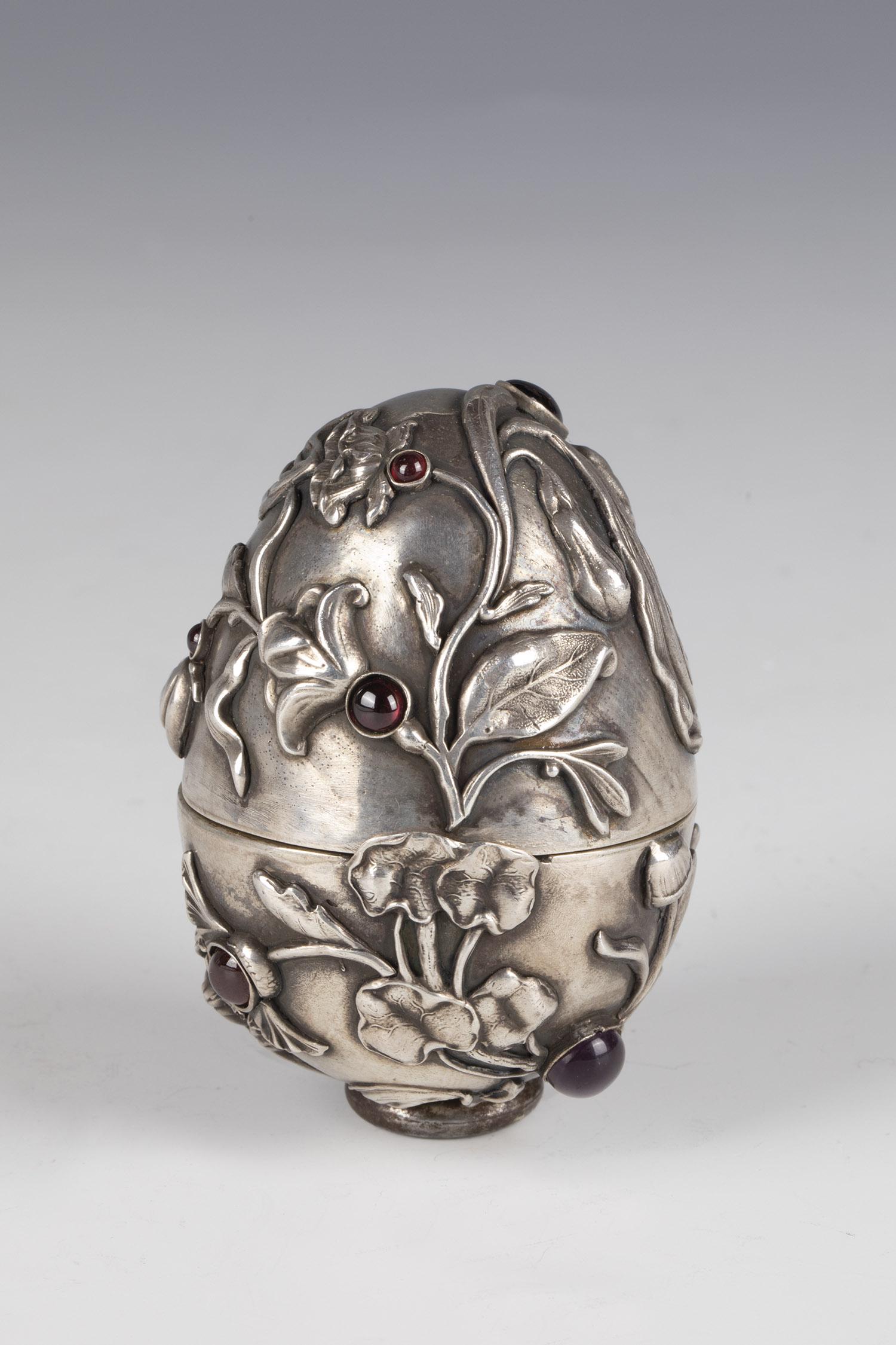 Art Nouveau egg tin with flowers and bee (1 of 3)