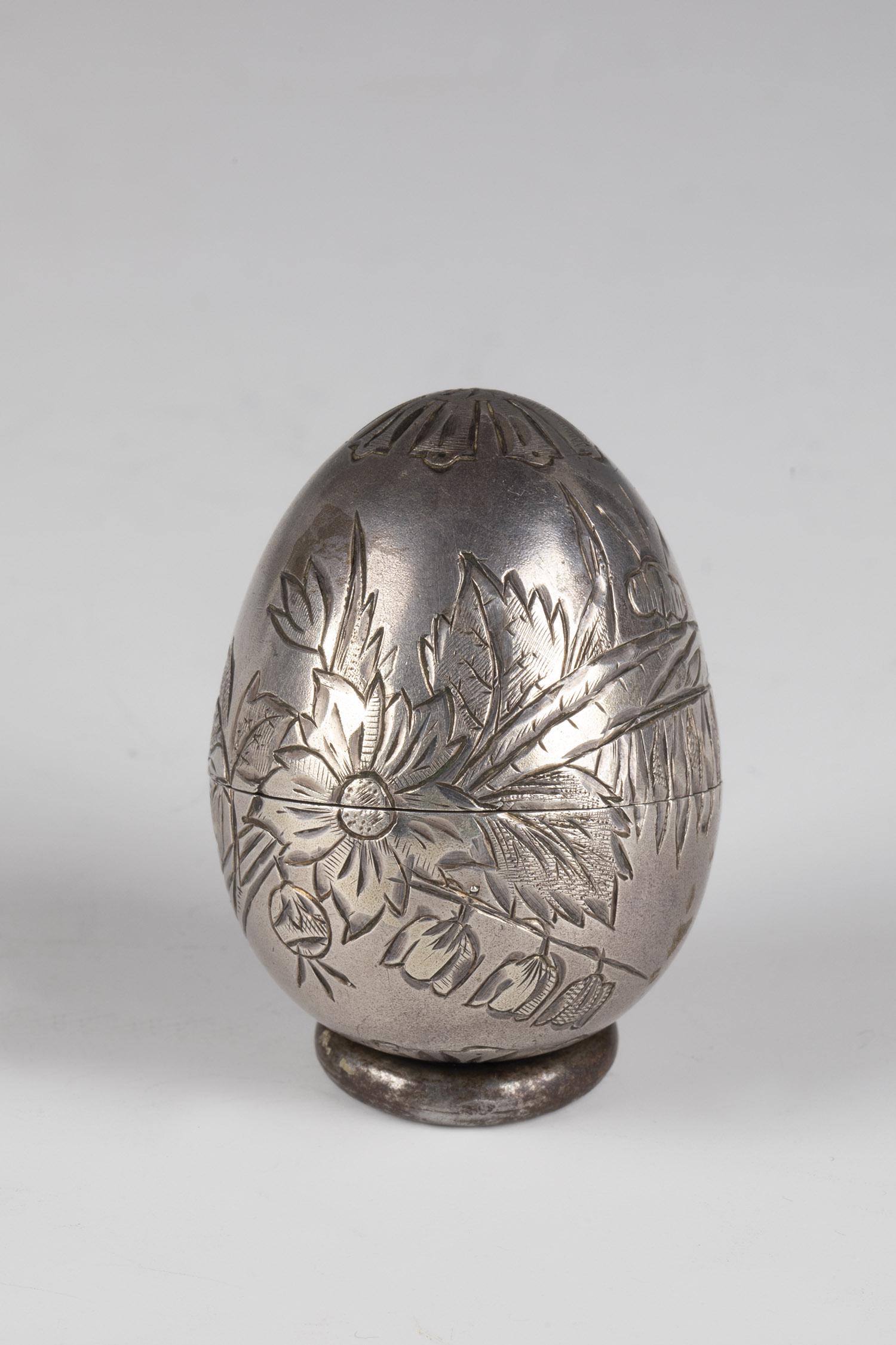 Small egg tin with engraving (1 of 3)