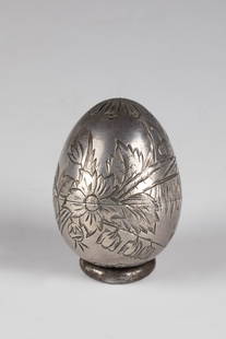 Small egg tin with engraving: Small egg box with engraving Russia, Moscow, Yarzev Fyodor Kirillowitsch, 1881-1896 silver, partly gilded. Bayonet catch. Engraved dÃ©cor: flower branches and birds. Stamped with the inspection mark