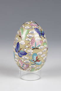 Porcelain egg with butterfly dÃ©cor: Porcelain egg with butterfly dÃ©cor 20th century dÃ©cor in polychrome opaque enamel and gold. H. approx. 12 cm