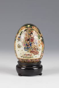 Porcelain egg with chinoiserie: Porcelain egg with chinoiserie China, 20th century, polychrome, gold contoured. H. 11 cm