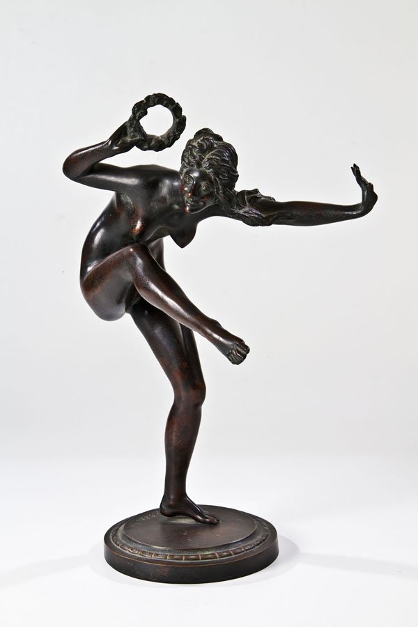 Gustav Heinrich Eberlein: Gustav Heinrich Eberlein Spiekershausen 1847 - 1926 Berlin Tanzende Nymphe. nach 1900. Eine mit Loorbeerkranz, auf einem Bein tanzende Frau. Bronze, dunkel patiniert. Auf der runden, profilierten Plin