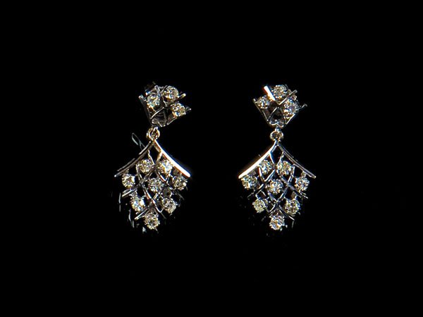 Diamant-Ohrhänger: Diamant-Ohrhänger 585 Weißgold, ca. 4,6 g. Brisur und Abhängung in Wabenstruktur, besetzt mit 22 Achtkantdiamanten, zus. ca. 1,0 ct. L. 2,5 cm, B. 1,5 cm