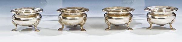 Satz von vier Salzschälchen: Satz von vier Salzschälchen Wien, Josef Carl Klinkosch, um 1875 Silber. Im Querschnitt runde Form auf vier Füßen. Gewellter Rand. Punziert mit Garantiemarke, Meisterzeichen ''J.C.K.'' sowie Doppela