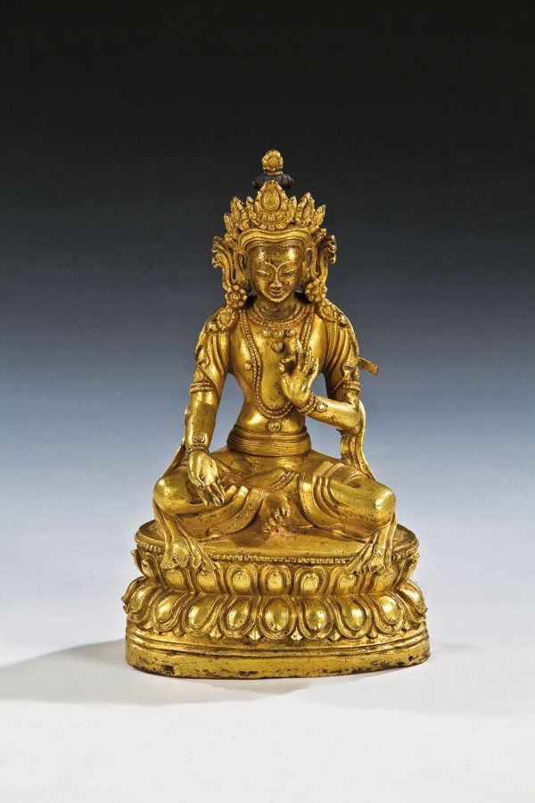 Weiße Tara (weibliche Gottheit): Weiße Tara (weibliche Gottheit) Tibet, 19. Jh. Bronze, vergoldet. Figur mit Krone und Bodhisattwa-Schmuck auf doppeltem Lotosthron sitzend. Sockel geschlossen. Auriole sowie Lotusblüte rechts fehlt.