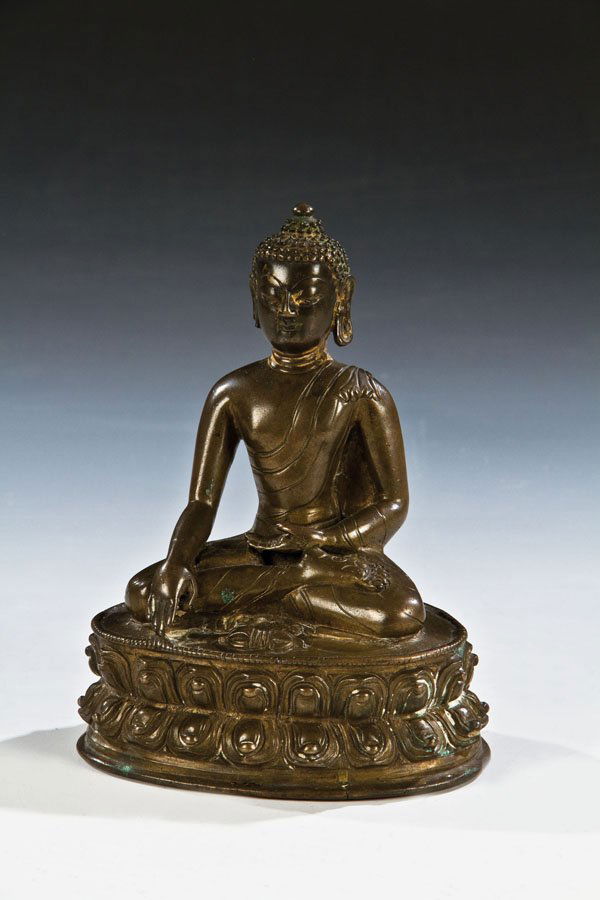 Buddha Akhsobja: Buddha Akhsobja Tibet, 18. Jh. Bronze. Auf doppeltem Lotosthron sitzender Buddha in Mönchsgewand die Geste der Erdberührung (bhumiparsa-mudra) ausführend, vor ihm ein Vajra (Donnerkeil) liegend. So