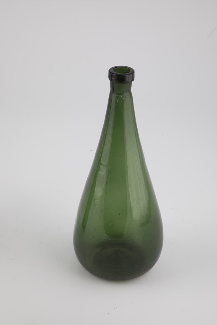 Bottle for Gleichenberg mineral water: Bottle for Gleichenberg mineral water Austria, around 1850 Dark green glass with slightly high bottom and demolition. Muzzle reinforced. H. 24 cm