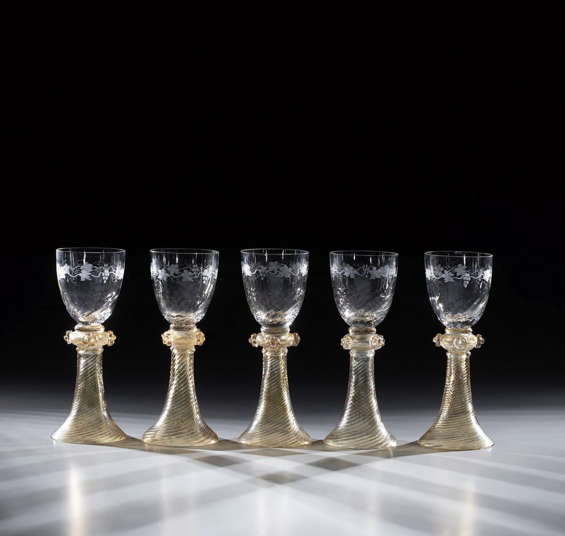 Set of five Romans: Set of five Romans Around 1880-1890 Colorless Kuppa with vine dÃ©cor. Slender trumpet base with fine ribbing. At Hohlnodus four berry nupes. Tlw. besch. H. 17.5 cm.