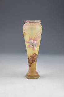 Small vase with columbine in marqueterie-sur-Verre technique: Small vase with columbine in marqueterie-sur-Verre technique Emile GallÃ©, Nancy, c. 1897 - 1900 Colorless glass with double overlay in pink and yellow. Pink and green glass plates and threads