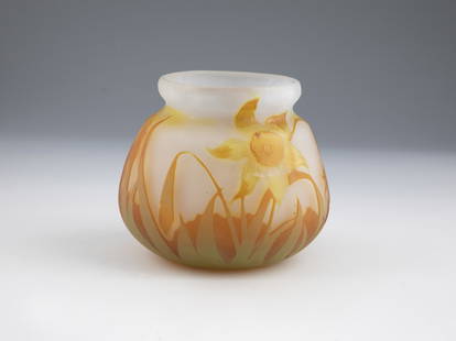 Vase with daffodils: Vase with daffodils Emile GallÃ©, Nancy, 1904-06 Colourless glass, underpinned with white opal, triple overlay in yellow, orange and green. Etched dÃ©cor in relief all around: foliage with