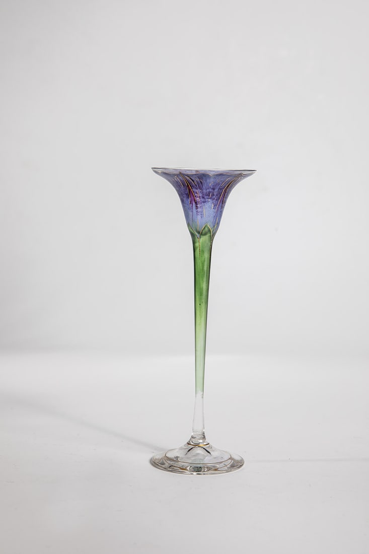 Liqueur glass: Liqueur glass Fritz Heckert, Petersdorf, around 1900 Colourless glass with green and violet transparent enamel. All-round stylized petal dÃ©cor. Contour and interior drawing in polished gold. H. 16