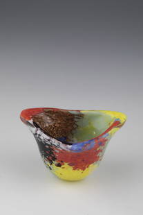 Bowl ''Oriente'': Bowl ''Oriente'' Dino Martens (design), Aureliano Toso, Murano, c. 1952 Colorless glass with opaque crumb spots in yellow, red, turquoise, blue, black and white as well as aventurine melting. H. 6 cm.