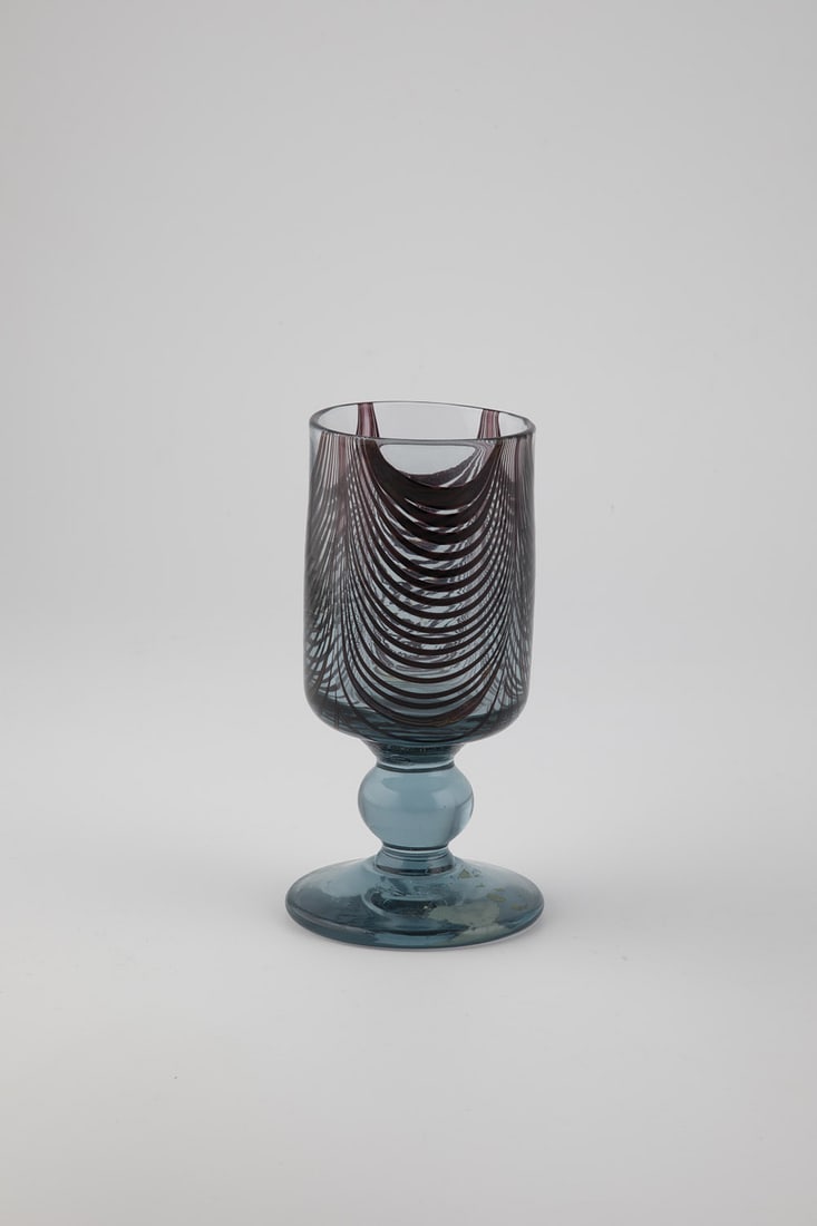 Foot cup: Foot cup George Elliott, 1979 Colorless, slightly turquoise glass with combed dÃ©cor. Underside signed and dated. H. 15 cm.