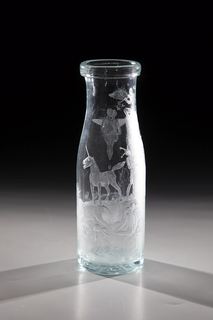 Bottle vase: Bottle vase Kristian Klepsch Light green glass, circumferential with surreal deep-cut dÃ©cor. Above the stand signed in engraving: K. Klepsch. H. 18.5 cm.