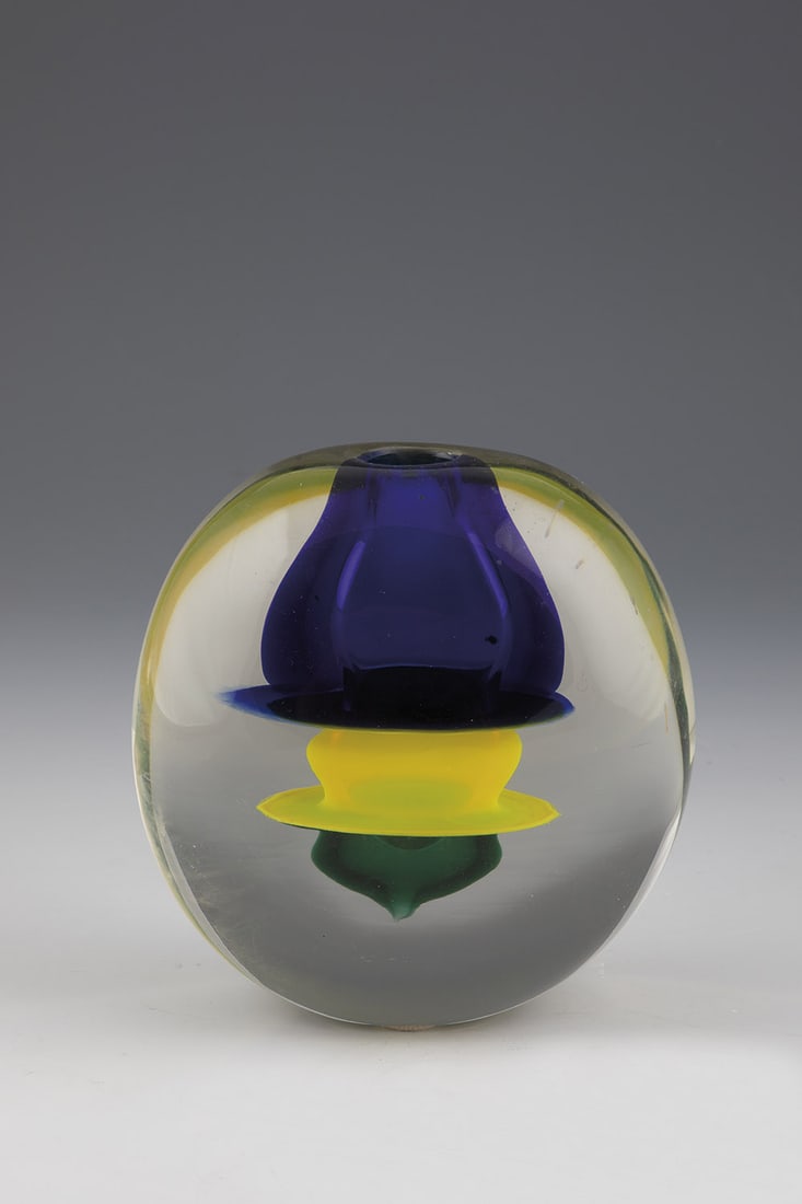 Vase object (1 of 2)