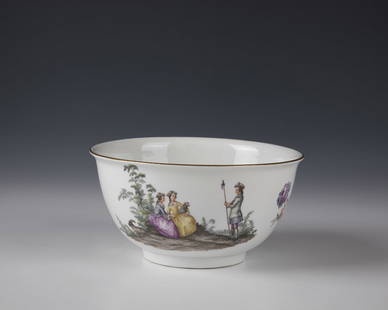 Shell: Bowl Meissen, ca. 1750 On a round ring, the bell-shaped wall and the inner background with fine polychrome painting: figure scenes and flower bouquets. Gold-plated muzzle rim. Back with underglaure