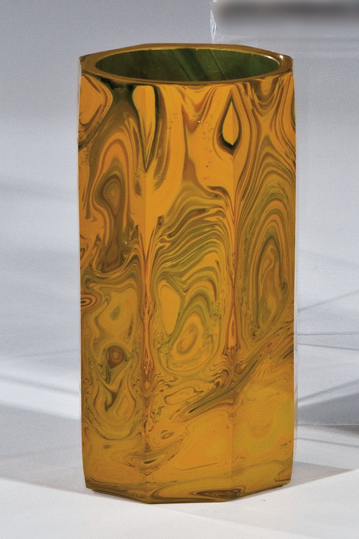 Achtkantvase: Achtkantvase Böhmen oder Frankreich, um 1900 In Grün- und Ockertönen marmoriertes Glas. H. 8 cm