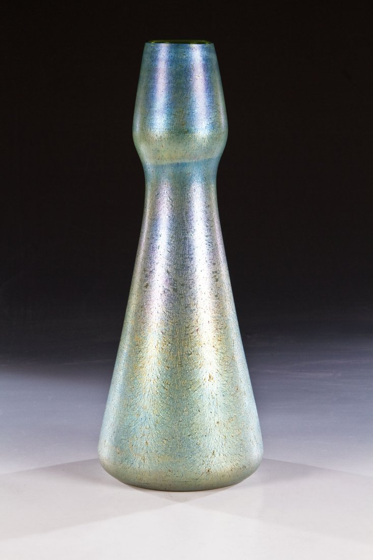 Vase: Vase Wilhelm Kralik Sohn, Eleonorenhain, um 1900 Grünes Glas mit Silberkröselaufschmelzung. Silbrig-blau-violett irisiert. H. 32,5 cm