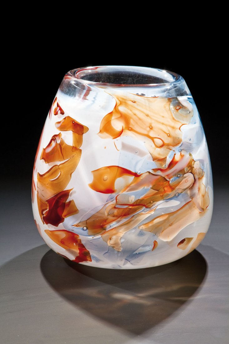 Vase: Vase Sybren Valkema, 1981 Farbloses, dickwandiges Glas, opalin unterfangen, nach oben auslaufend. Abstrakter Zwischenschichtdekor mit eingeschmolzenen Plättchen in Weiß, Blau, Rot und Braun. An der