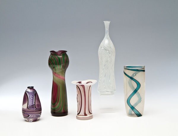 Fünf Vasen: Fünf Vasen Walter Schwarz und Albrecht Greiner Mai, 1990 Mehrfarbiges Glas in Montagetechnik, vor der Lampe geblasen. Vier Vasen auf der Unterseite mit schwarzem eingeschmolzenem Glasfaden bez.: WS.