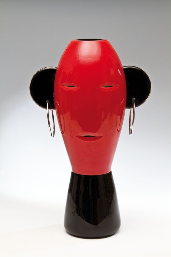 Plastik ''Soldato di vetro'': Plastik ''Soldato di vetro'' Alessandro Mendini (Entwurf) 2005, Venini, Murano (Ausführung) 2008 Überfangglas in opakem Rot und schwarz erscheinendem Dunkelviolett, zusammengeschmolzen, partiell ges