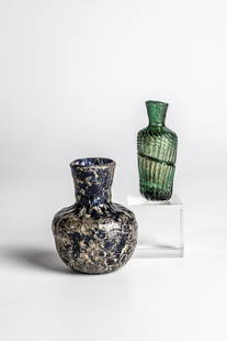 Two vials: Two vials from the 2nd/3rd century and the 15th century, respectively green and blue glass with tear-off. Cross rib or coat of arms decoration. Short jump. H. 9.4-9.8 cm