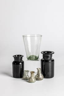 Mixed lot: five medicine bottles and lamp insert: Mixed lot: five medicine vials and lamp insert Germany, 17th/18th century Green-tinted or black glass with tear-off, partly soil or water finds. Two muzzles min. bumped. H. 2.8-8.2 cm