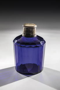 Bottle with screw cap: Bottle with screw cap Potsdam, ca. 1700 Cobalt blue glass. Sanded demolition. The slightly conically widened wall and the rounded shoulder are multifaceted. Metal mount with screw cap. H. 10.5 cm