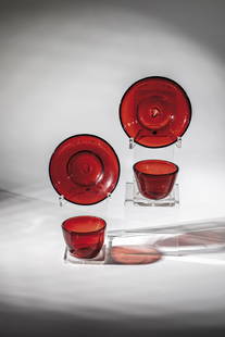 Two bowls with gold ruby glass bases: Two cots with lower shells made of gold ruby glass Potsdam, around 1700 cots with slightly raised bottoms, one part with tear-off scar. Lower shell with slightly dented bottom and tear-off. A part