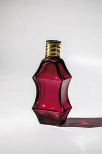 Gold ruby glass bottle: Bottle made of gold ruby glass Potsdam or Saxony, ca. 1700 Rectangular wall in cross-section, recessed in the middle. Brass screw cap. Stand edge min. chipped. H. 8.5 cm