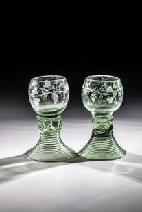 Two Romans with wine décor: Two Romans with wine decor Germany, 18th century Light green glass with demolition. Raised, spun foot. On a short hollow shaft, three rosette nubs each and a circumferential thread. Frosted vine