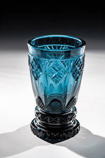 Foot cup: Foot cup North Bohemia, m. 19th century Petrol glass. Bottom with square polish decoration, serrated foot edge. Ring-shaped nodus with diamond humpback. Seven-faceted wall with high-cut arched panels