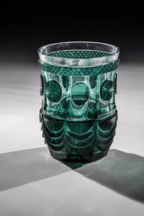 Cup: Mug New World around 1820 Colourless glass with Russian green overlay. Back with notched star. Eight-faceted wall with high-cut, drapery-like arches on the stand, oval medallions with notched decorati