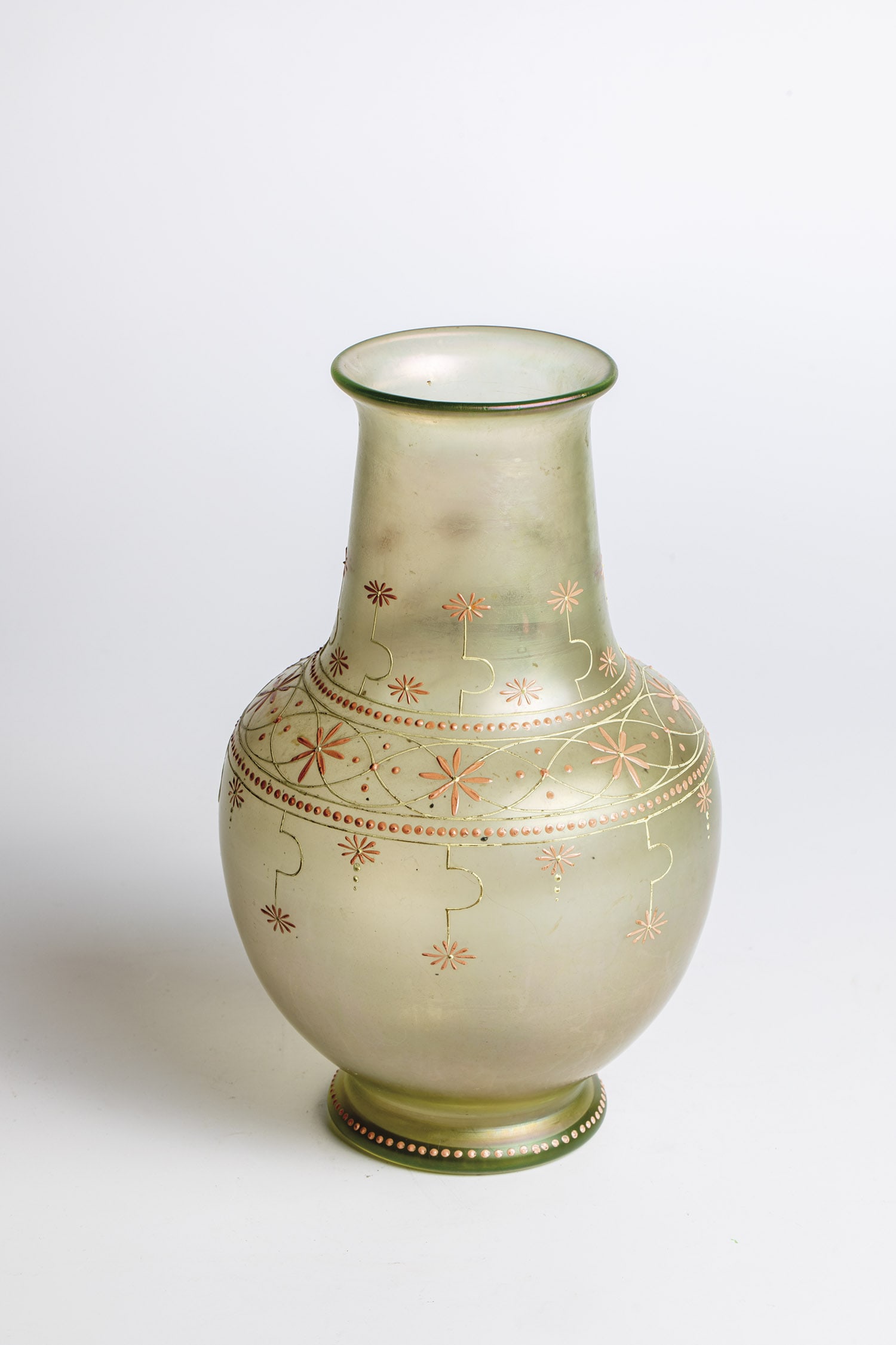 Vase: Vase Ludwig Suetterlin (design), Fritz Heckert, Petersdorf, ca. 1900 Green glass. All-round relief enamel decoration in pink and beige: floral stylization and linear ornamentation in a circumferential