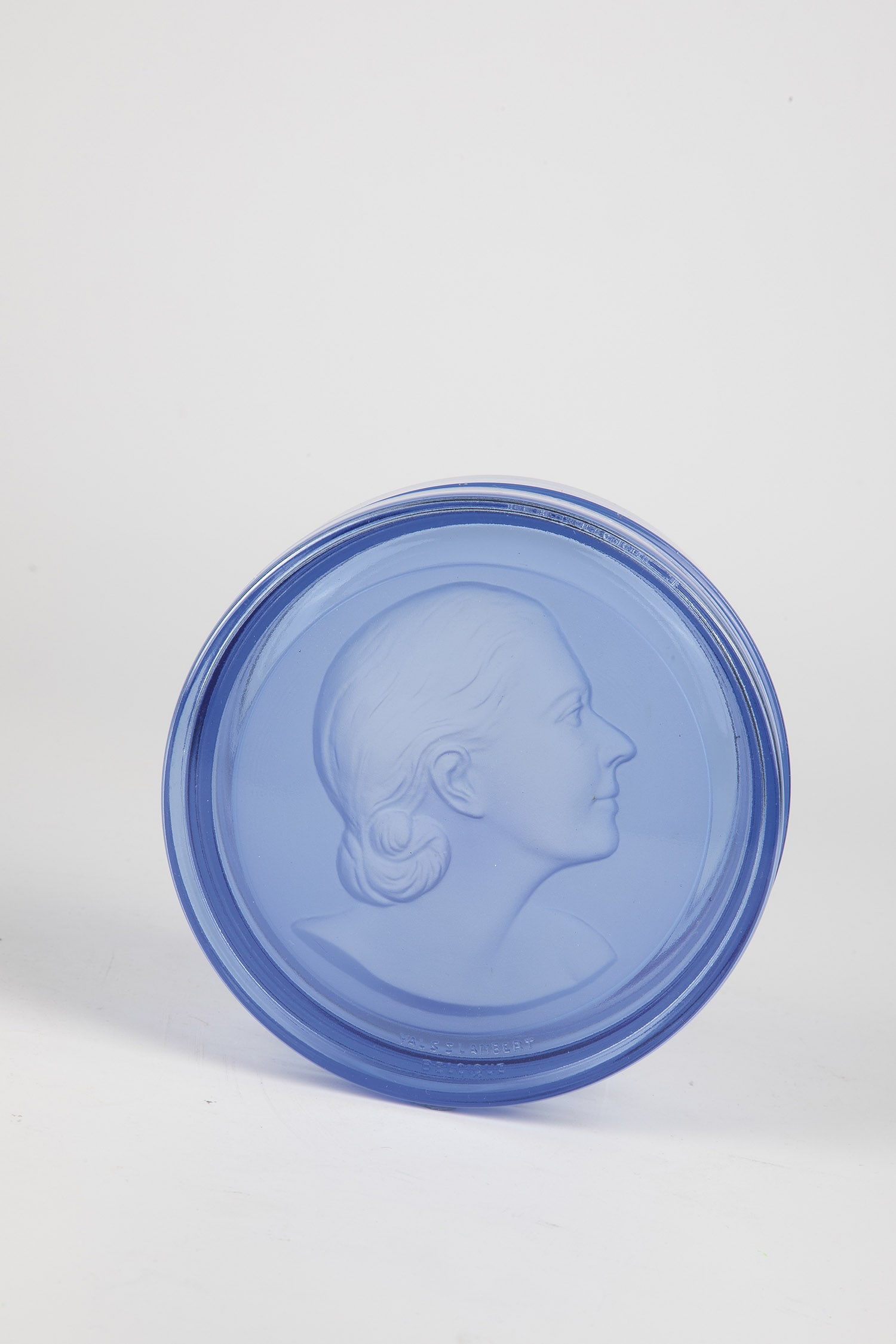Lidded box: Lidded box Cristalleries du Val Saint-Lambert, Seraing, 20th century. In the lid portrait of the Queen of Belgium (probably Astrid of Sweden). Compression molded. Inscribed in the lid: VAL ST LAMBERT.