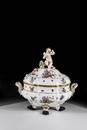 Magnificent lidded tureen ''Yellow Lion'' Meissen, 1735-38 Oval, slightly bulging body resting on