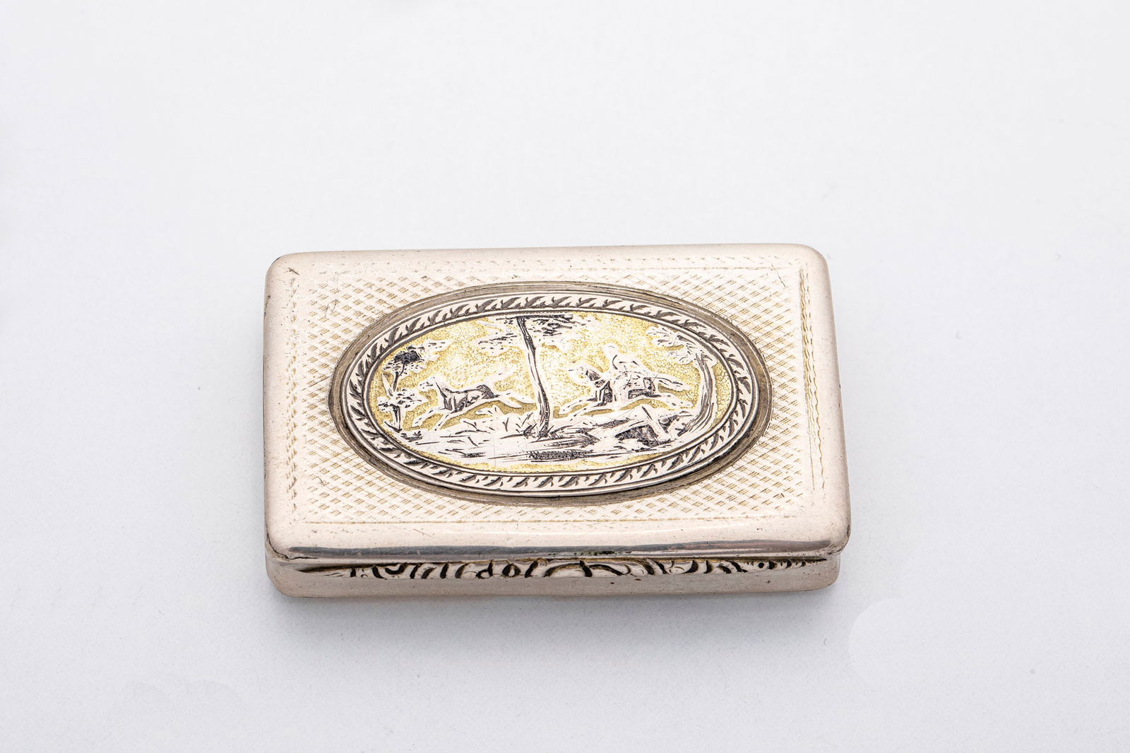 Silver Pill Box: Silver Pill Box Vienna 1838 Silver Box, 15 Lot. Lid with relief, oval landscape medallion. 6 x 4 x 1 cm . 57 g.