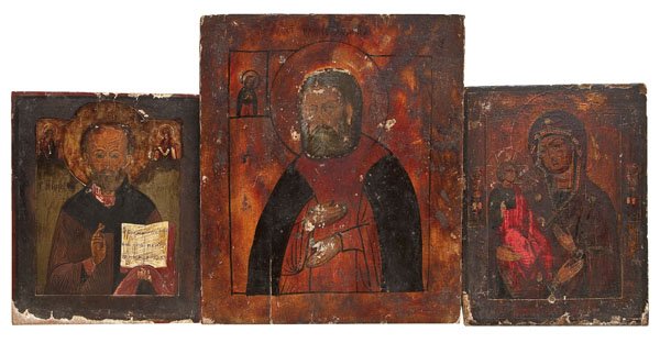 Drei Ikonen: Drei Ikonen Russland, 19. Jh./nach 1903 Tempera auf Kreidegrund auf Holz. Bestehend aus der Darstellung des heiligen Nikolaus von Myra, dem heiligen Serafim von Sarow und der Gottesmutter Tricheirousa