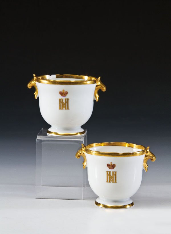 Zwei Tassen mit Monogramm: Zwei Tassen mit Monogramm St. Petersburg, Kaiserliche Porzellanmanufaktur, Mitte 19. Jh. Porzellan. Frontal auf der Wandung in Poliergold ausgeführtes Monogramm ''IM'' in Kyrillisch unter der Zarenkr