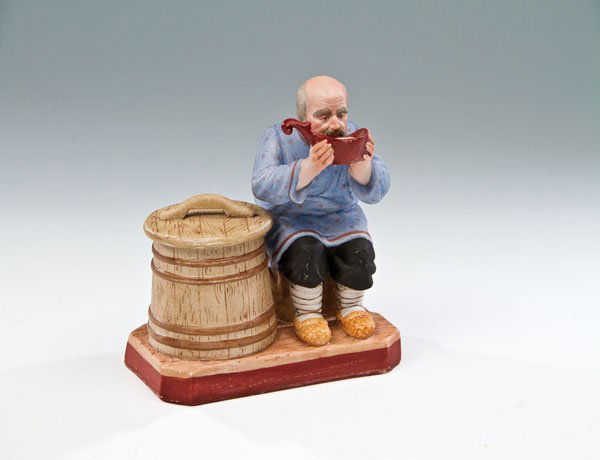 Trinkender Bauer: Trinkender Bauer Moskau, Porzellanmanufaktur Gardner, wohl 19. Jh. Biskuitporzellan. Auf Rechtecksockel naturalistische Modellierung und Staffierung eines sitzenden Bauerns mit Kowsch, neben ihm eine