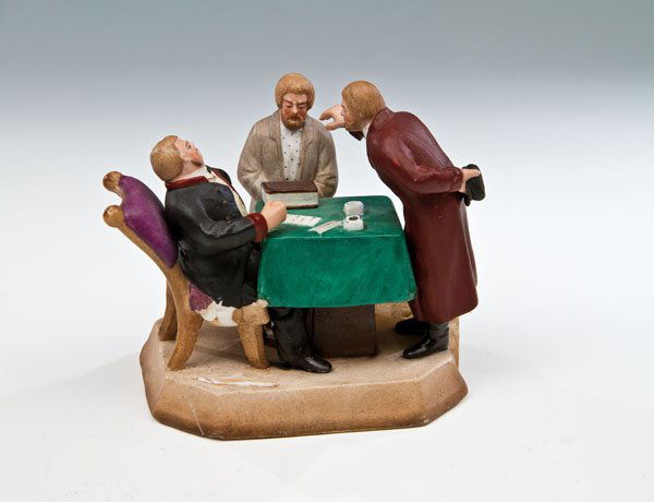 Die Beschuldigung: Die Beschuldigung Moskau, Porzellanmanufaktur Gardner, 19. Jh. Biskuitporzellan. Auf Rechtecksockel naturalistisch modellierte und staffierte Darstellung einer polizeilichen Untersuchung. Auf der Bode