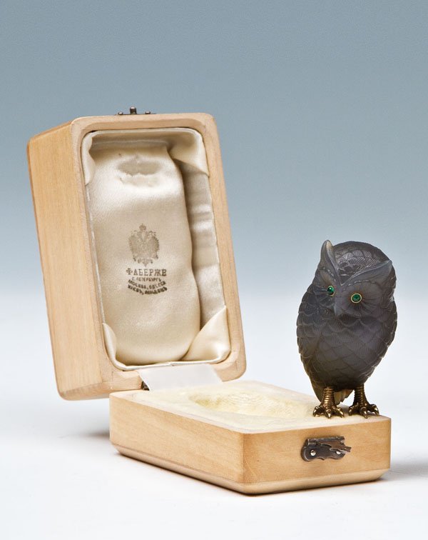 Eule: Eule gestempelt Fabergé, 2. Hälfte 20. Jh. Achat. Vollplastisch gearbeitet und fein graviert. Füße und Augenmontierung aus vergoldetem Silber. Smaragd-Cabochon-Augen. Mit pseudo-russischen Marken