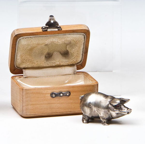 Schwein: Schwein gestempelt Julius Rappoport, 2. Hälfte 20. Jh. Silber. Vollplastisch gegossen. Rubin-Cabochon-Augen. Mit pseudo-russischen Marken gestempelt. In passendem Holzetui. L. 4 cm, 36 g A silver fig