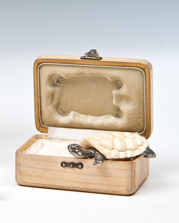 Schildkröte: Schildkröte gestempelt Fabergé, 2. Hälfte 20. Jh. Silber, Bein. Vollplastisch gearbeitet. Mit pseudo-russischen Marken gestempelt. In passendem Holzetui. L. 6 cm A silver and bone turtle. Bearing s