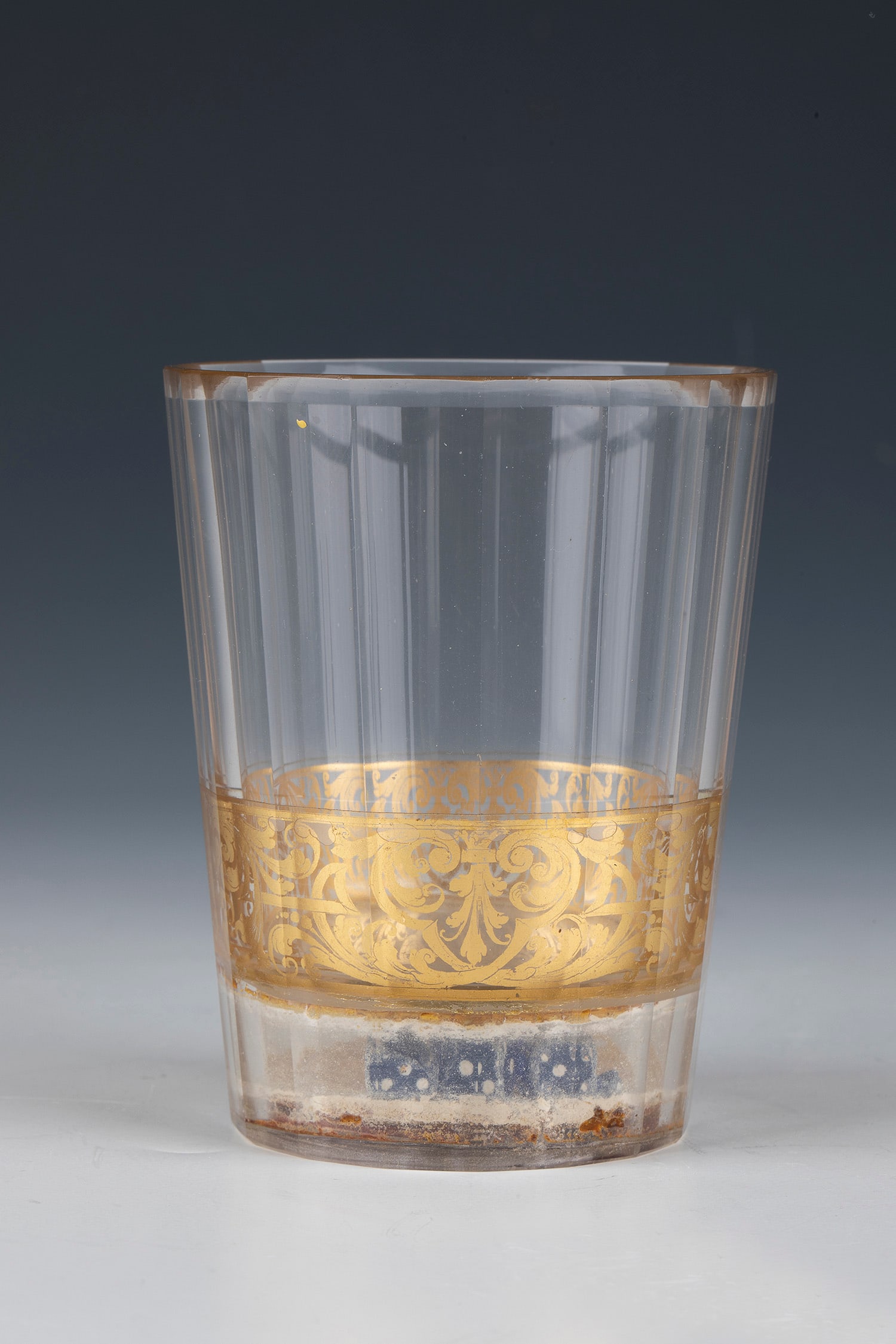 Dice cup with floral décor: Dice cup with floral decoration Bohemia, 18th century In the double bottom, floral décor in etched gold foil on a red background and three enclosed cubes. exterior walls faceted. Min. water damage in