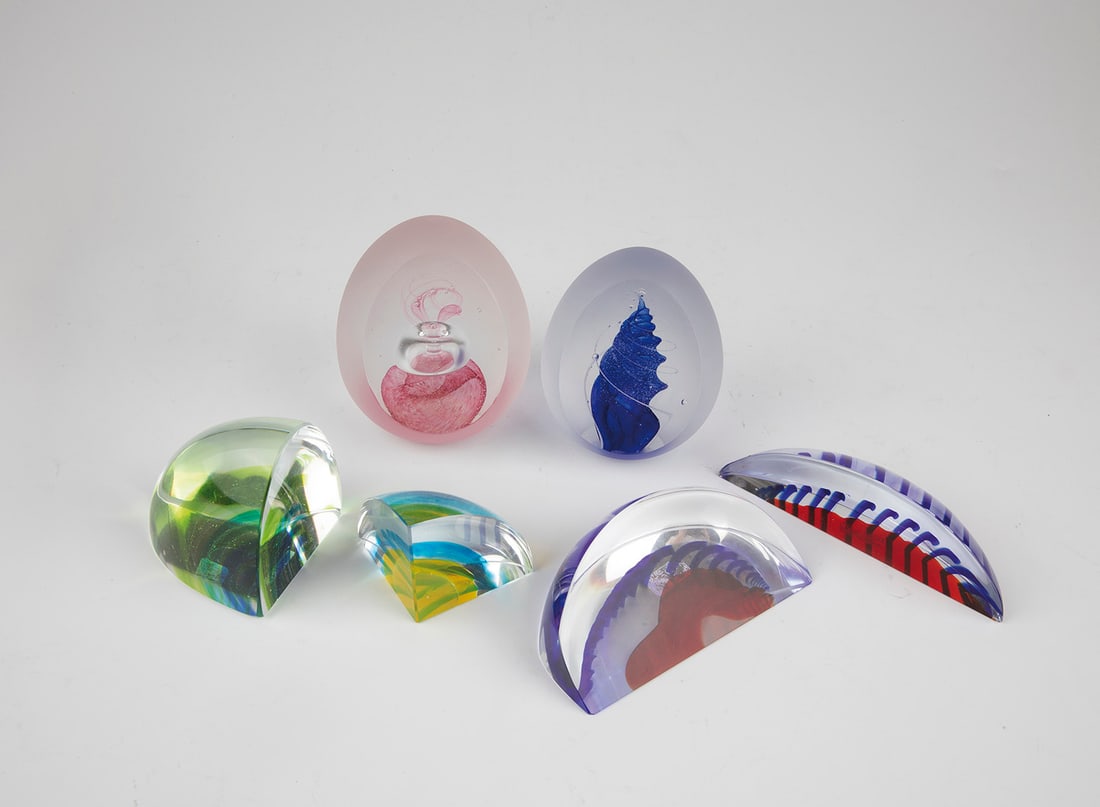 Four paperweights: Four paperweights 20th century Two paperweights made of glass in oval shape with an icy surface and two modern paperweights, each consisting of two parts. W.4-6cm, H.5.5-8cm.