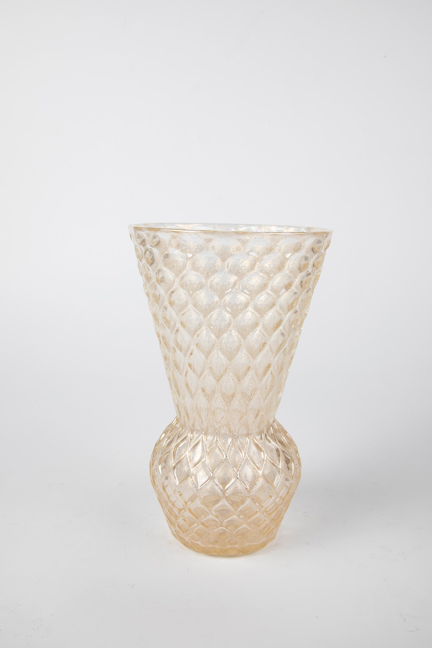 Vase ''Incrociato oro'': Vase ''Incrociato oro'' Flavio Poli (design), Seguso Vetri d'Arte, Murano, 1949 Colourless glass. On the wall, area-filling décor in honeycomb look with finely torn gold foil between the layers.Inscr