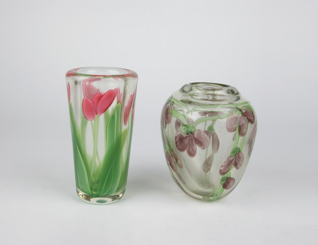 Pair of vases: Pair of Bruce Sillars vases (design), Orient & Flume, after 2016 Colorless glass. multi-coloured, floral décor between the layers. A vase under the stand signed and numbered: Orient & Flume Sillars 0