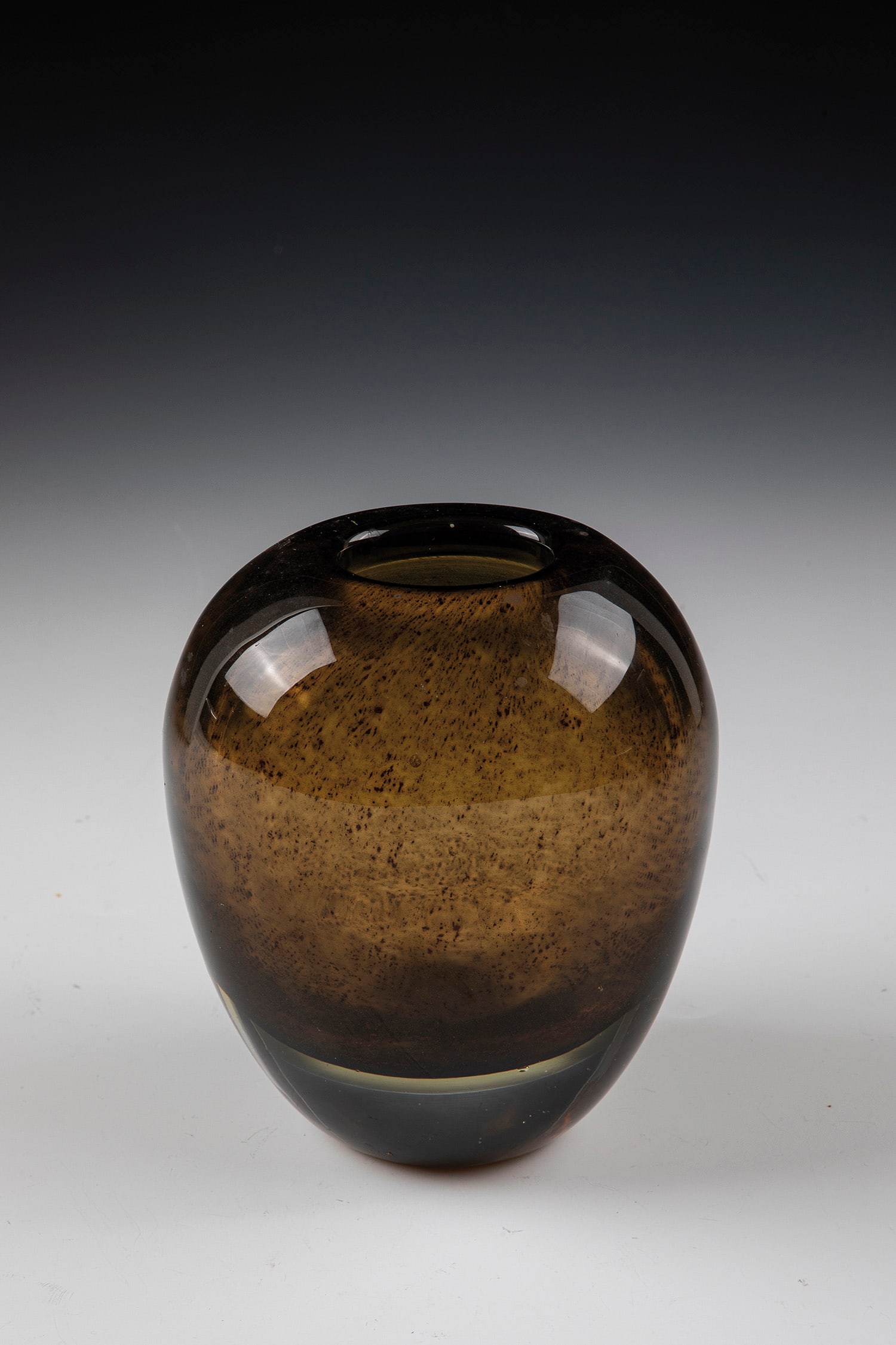 Vase: Vase Gunnar Ander, Lindshammar, 1970s Colorless glass, amber underlay. Between the layers, area-filling, speckled décor. Underside inscribed in engraving: Lindshammer Sweden G. Ander 1268. H. 13.5 cm