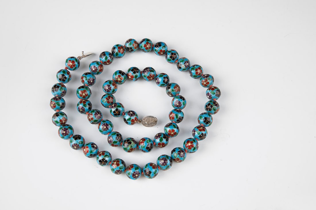 Cloisonne Ball Chain: Cloisonne Ball Chain China, 1970s Co-rotating Ball Chain D. 13 mm . L. 70 cm.